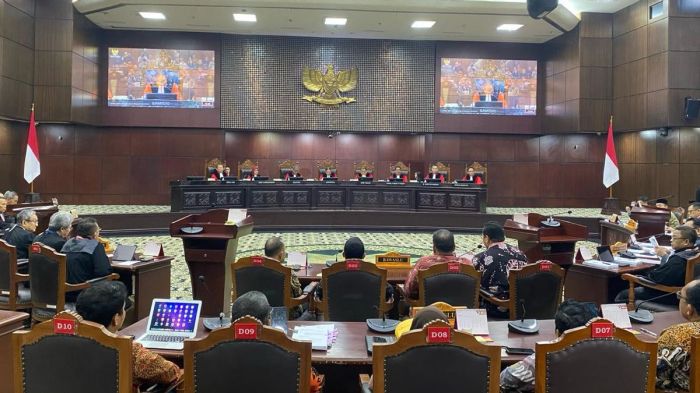 Di depan jokowi ketua kpu sebut sengketa pemilu di mk selesai